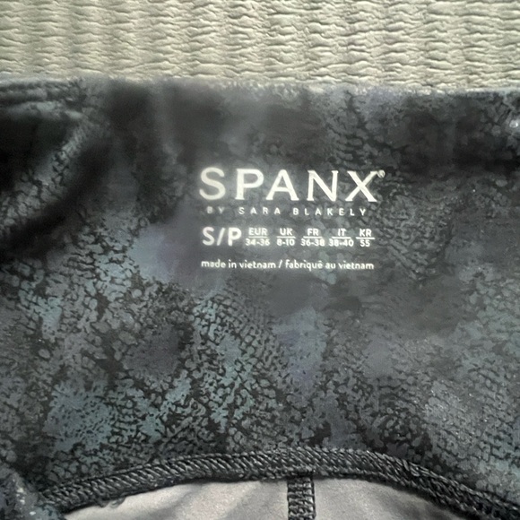 SPANX Booty Boost 7/8 Blue/Black Snakeskin Leggings - Picture 2 of 9